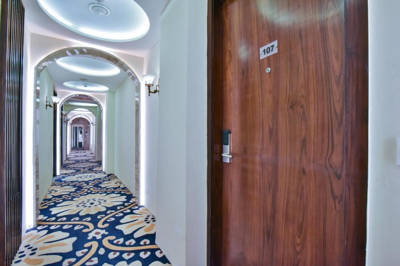 BR Grand Hotel Amritsar Buitenkant foto