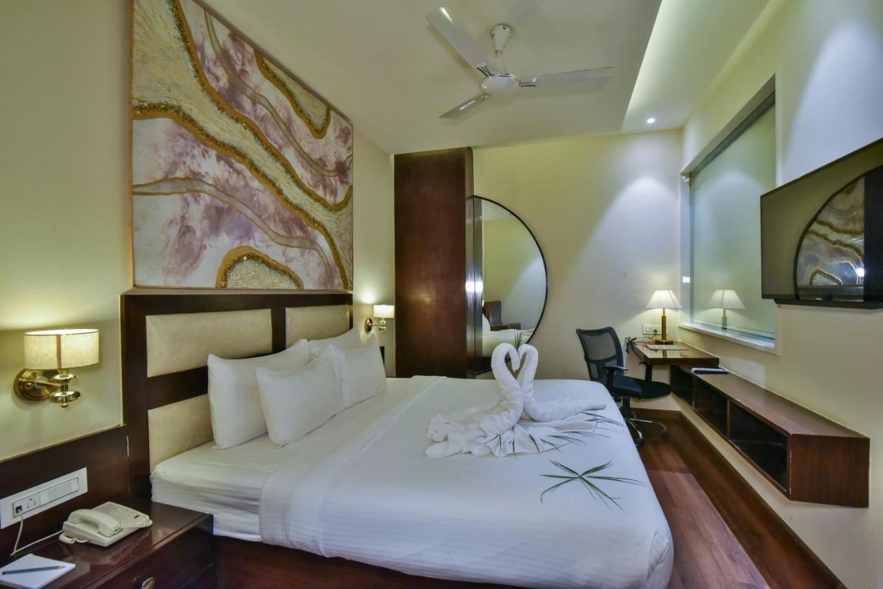 BR Grand Hotel Amritsar Buitenkant foto